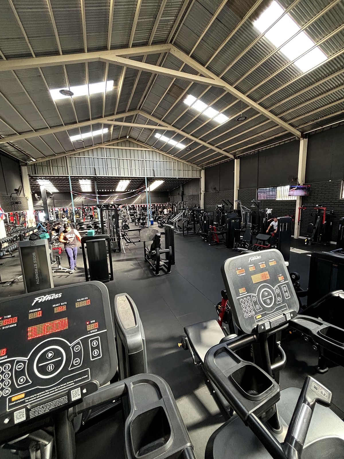 Zona cardio con bicicletas y pantallas
